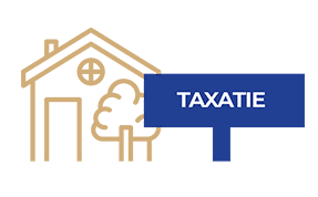 De omtrek van een huis staat naast een boom, terwijl op een blauwe tekstballon het woord TAXATIE in heldere witte letters staat, wat staat voor taxatie-expertise.